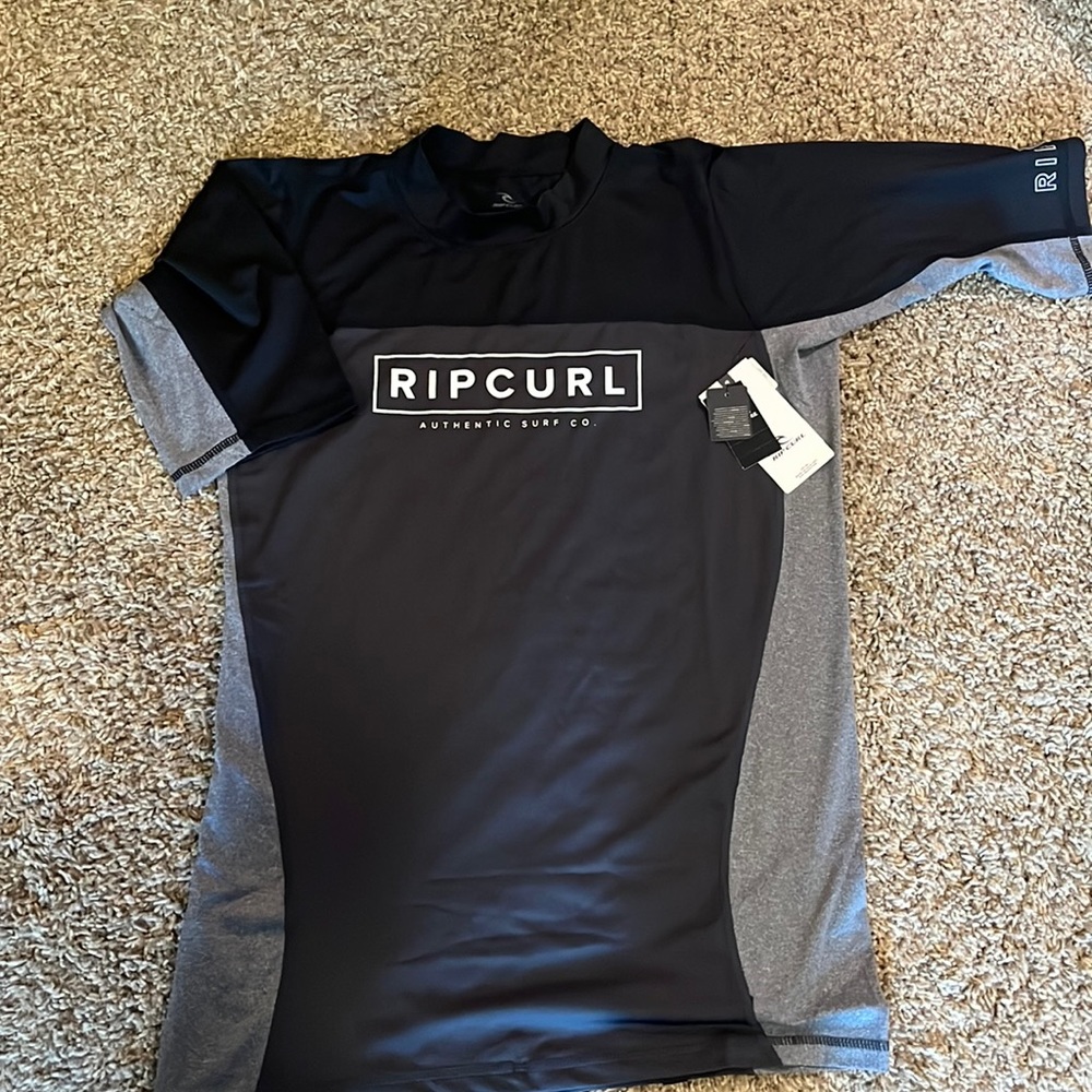 NEW! Men’s Rip Curl Rash-guard relaxed fit